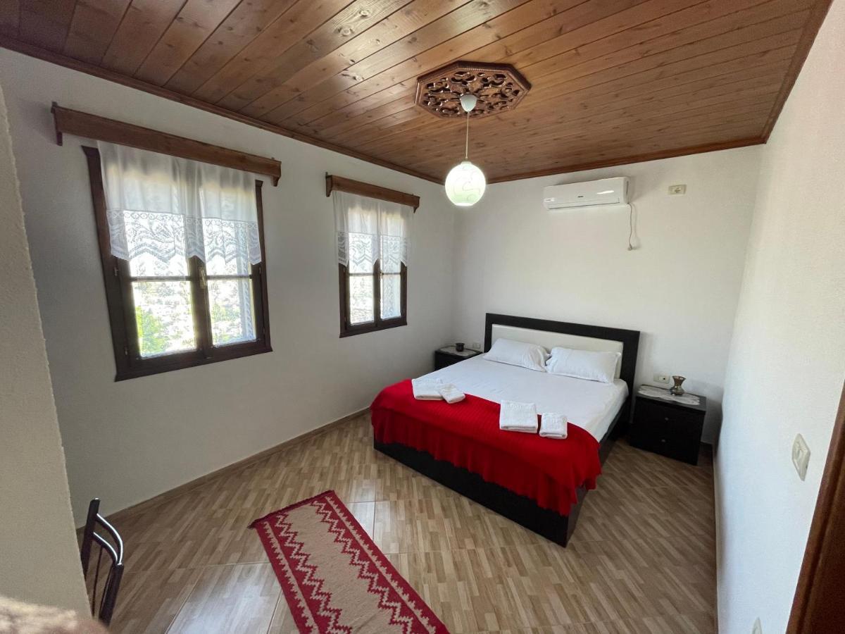 Denis Guesthouse 1930 Gjirokaster Bagian luar foto