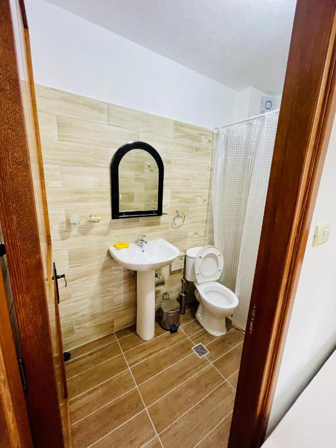 Denis Guesthouse 1930 Gjirokaster Bagian luar foto