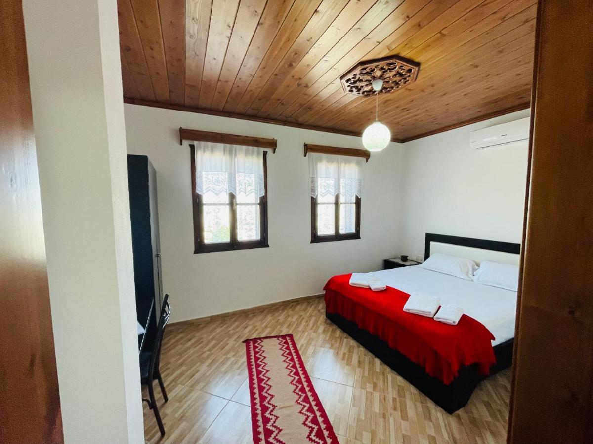 Denis Guesthouse 1930 Gjirokaster Bagian luar foto