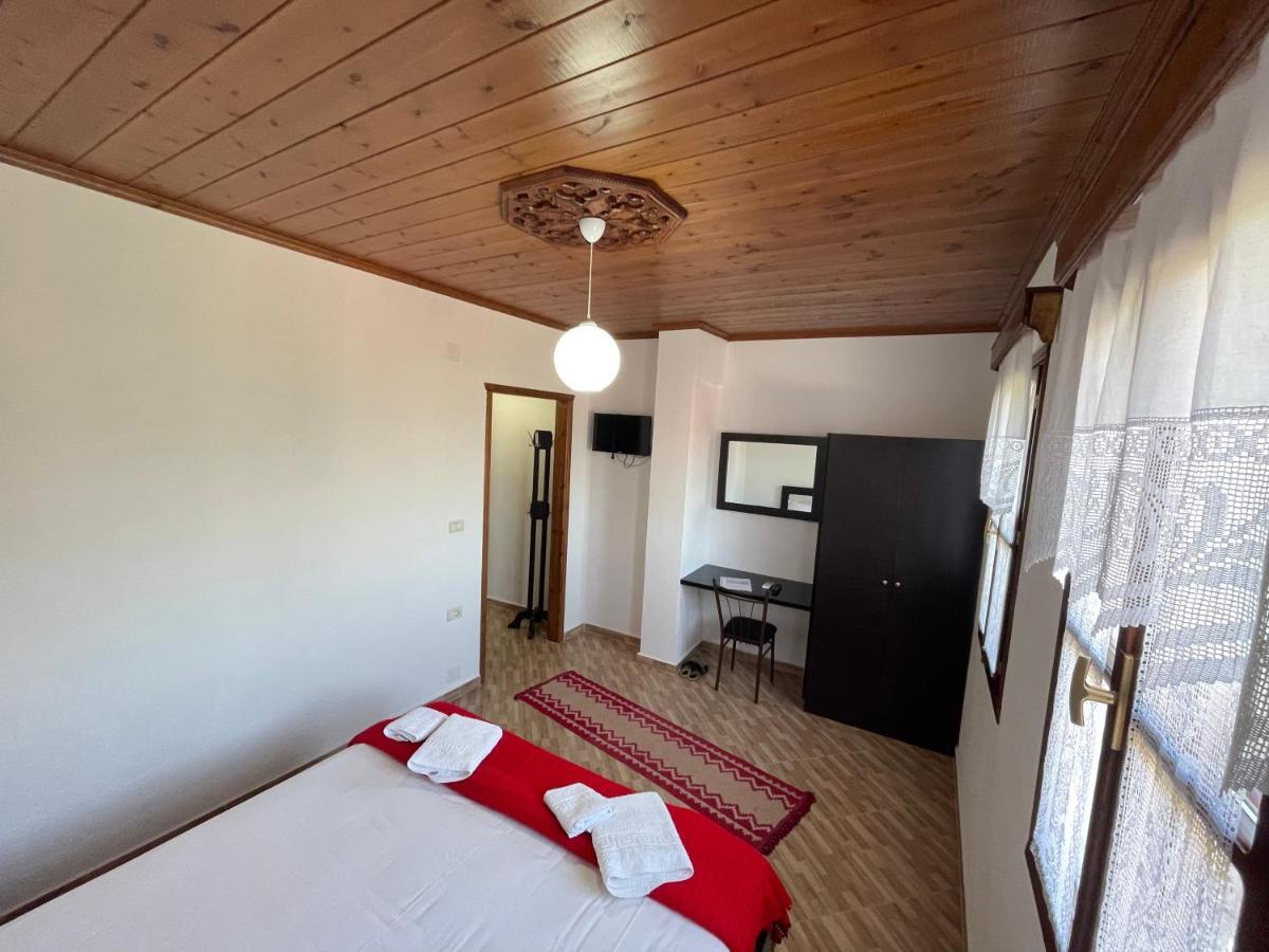 Denis Guesthouse 1930 Gjirokaster Bagian luar foto