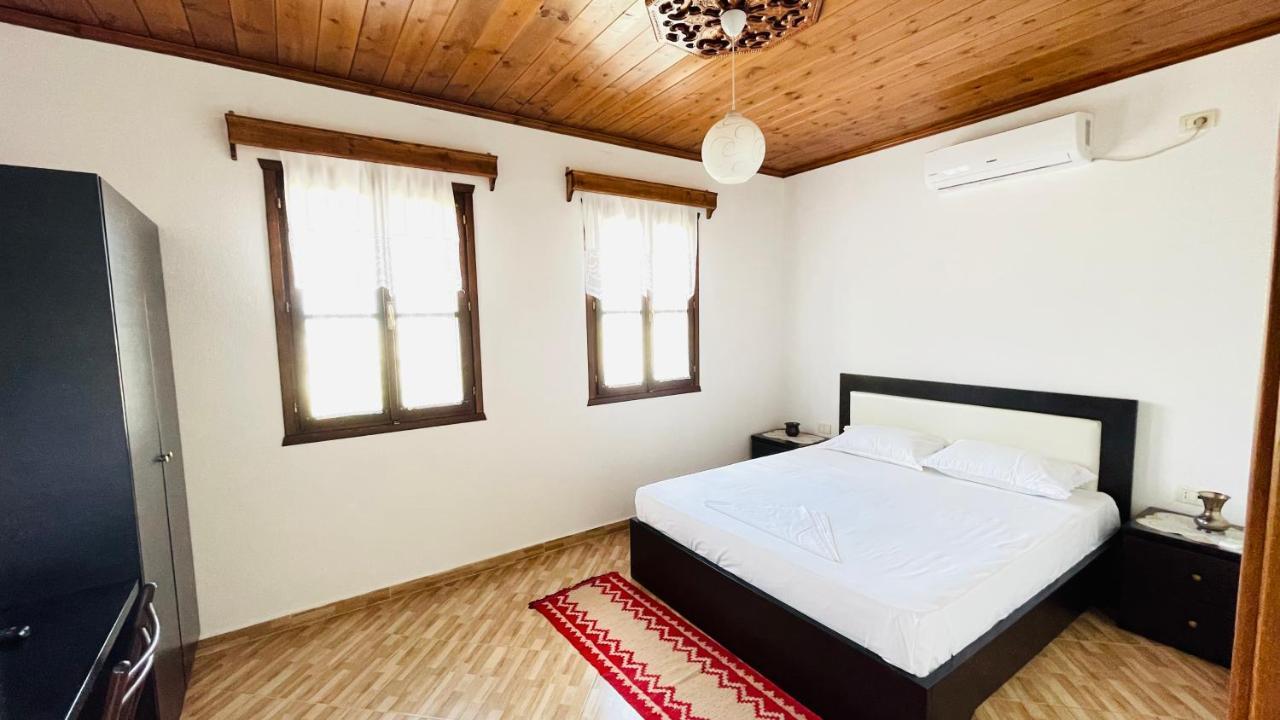 Denis Guesthouse 1930 Gjirokaster Bagian luar foto