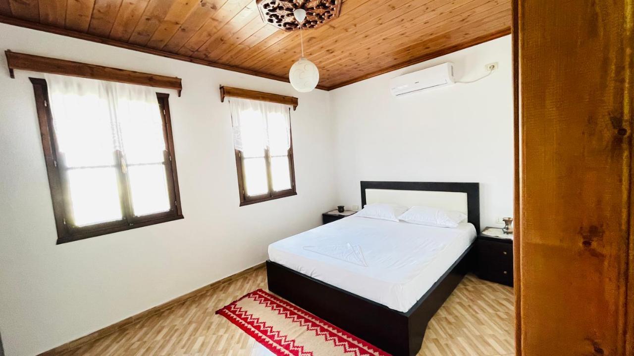 Denis Guesthouse 1930 Gjirokaster Bagian luar foto