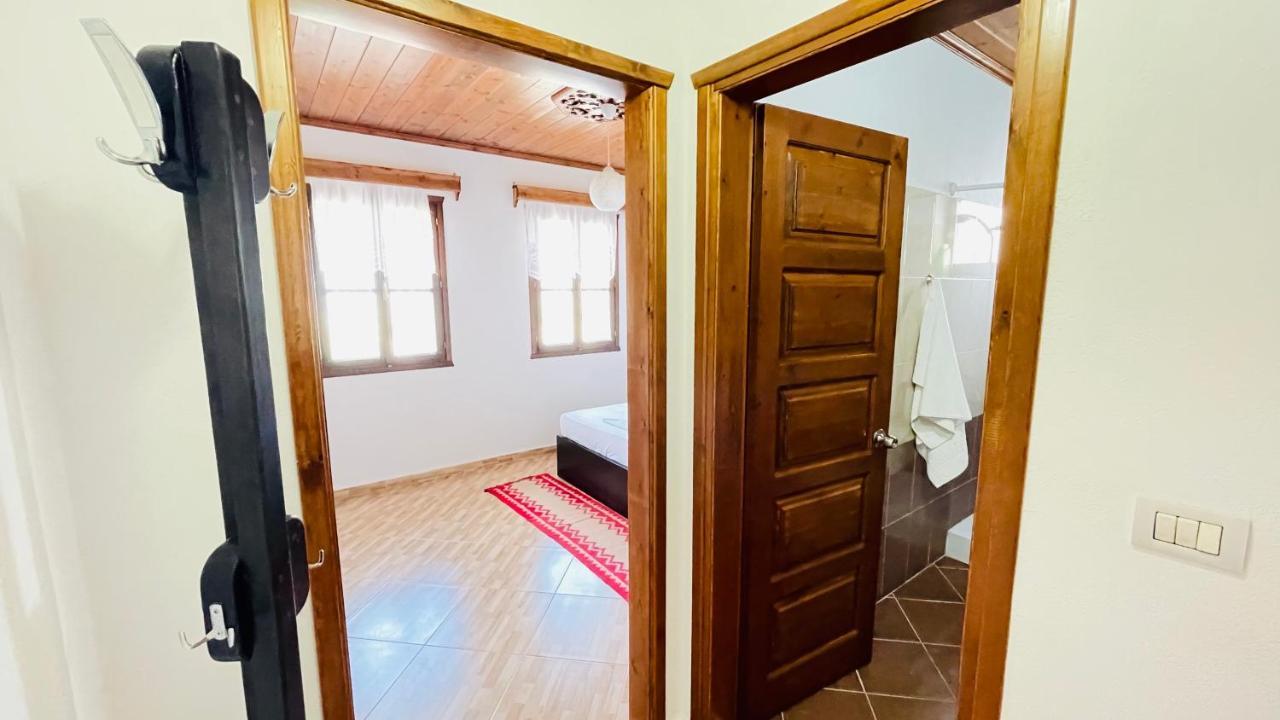 Denis Guesthouse 1930 Gjirokaster Bagian luar foto