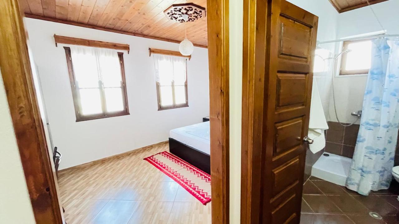 Denis Guesthouse 1930 Gjirokaster Bagian luar foto