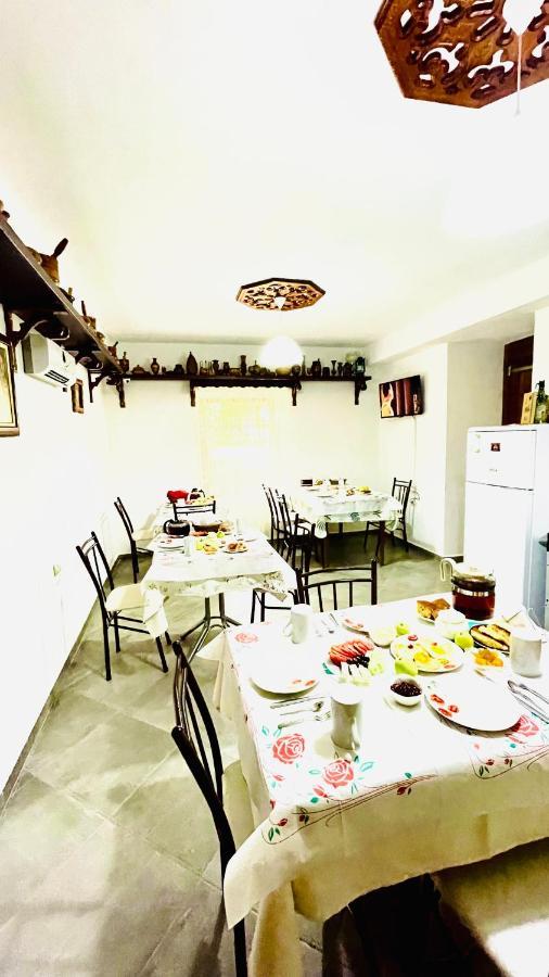 Denis Guesthouse 1930 Gjirokaster Bagian luar foto