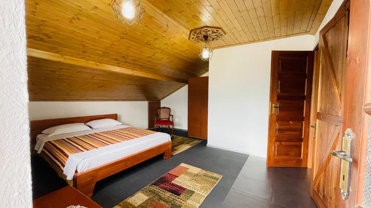 Denis Guesthouse 1930 Gjirokaster Bagian luar foto