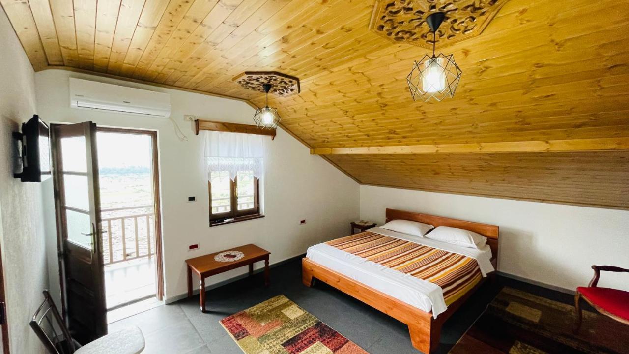 Denis Guesthouse 1930 Gjirokaster Bagian luar foto