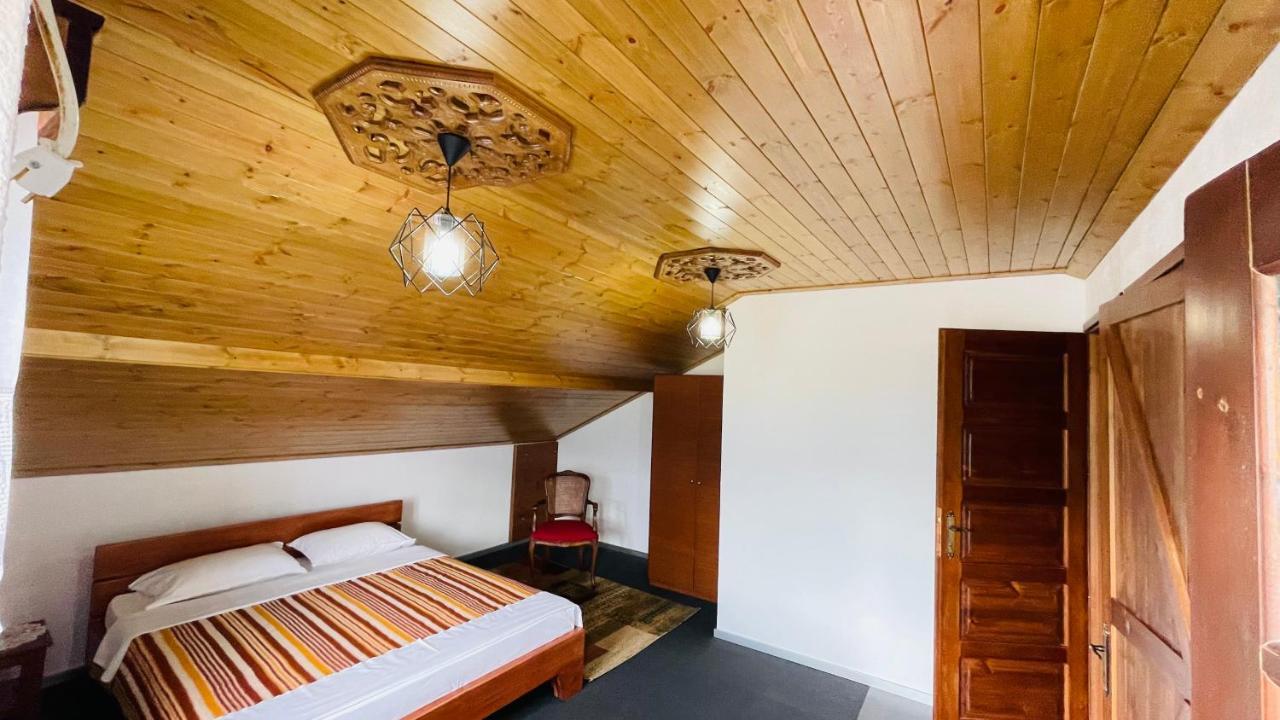 Denis Guesthouse 1930 Gjirokaster Bagian luar foto