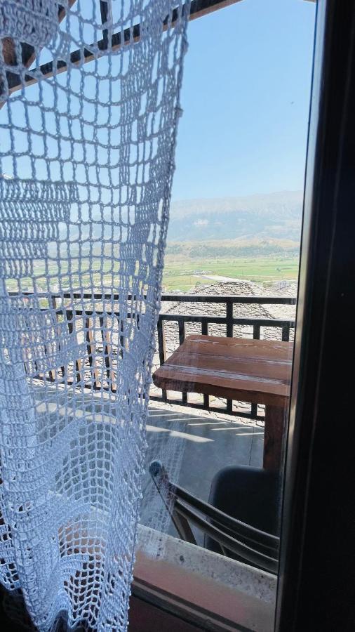 Denis Guesthouse 1930 Gjirokaster Bagian luar foto