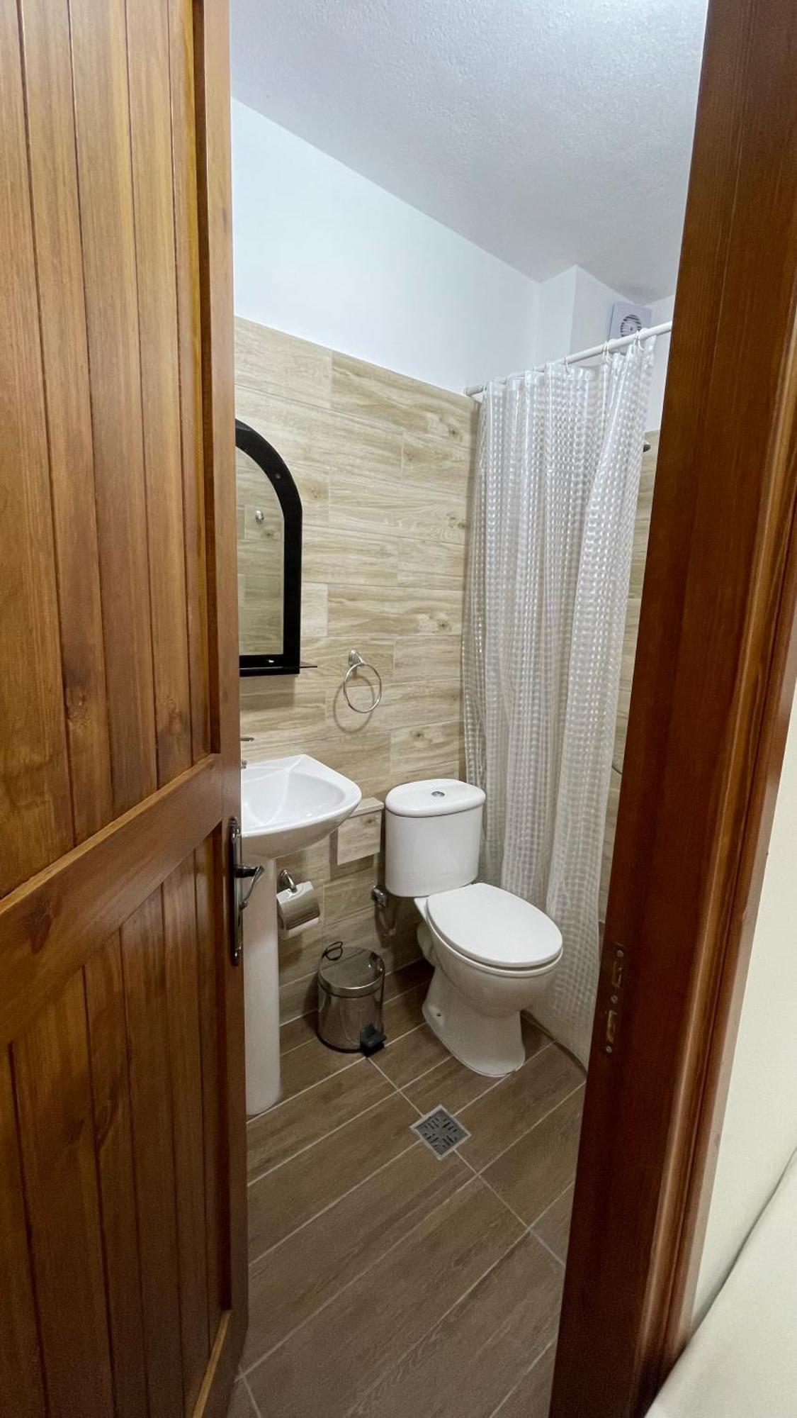 Denis Guesthouse 1930 Gjirokaster Bagian luar foto