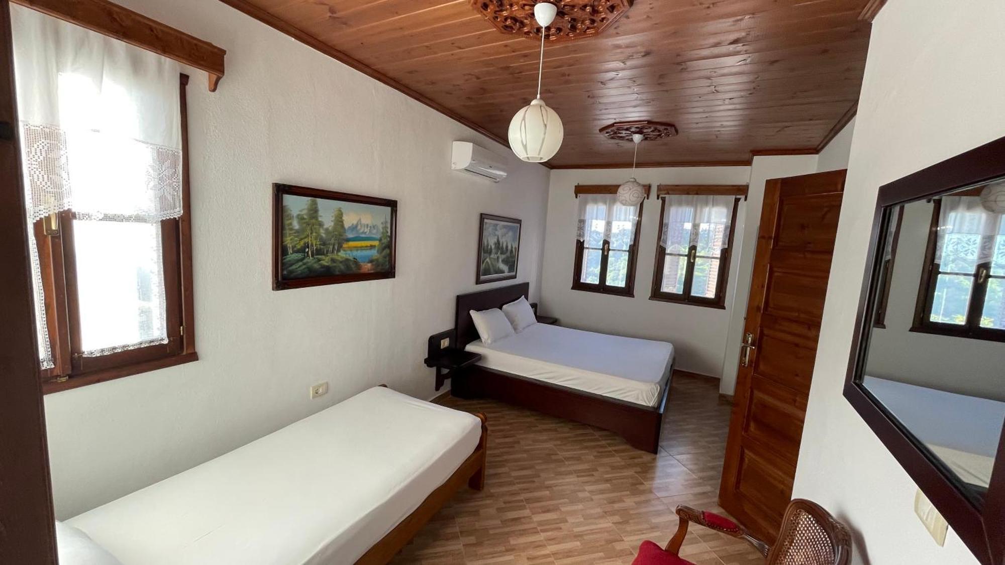 Denis Guesthouse 1930 Gjirokaster Bagian luar foto