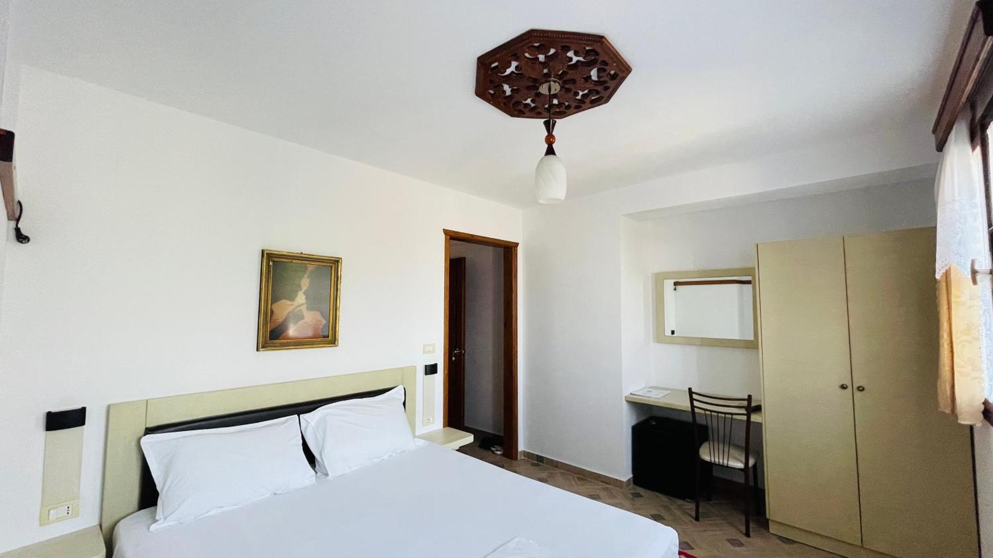 Denis Guesthouse 1930 Gjirokaster Bagian luar foto