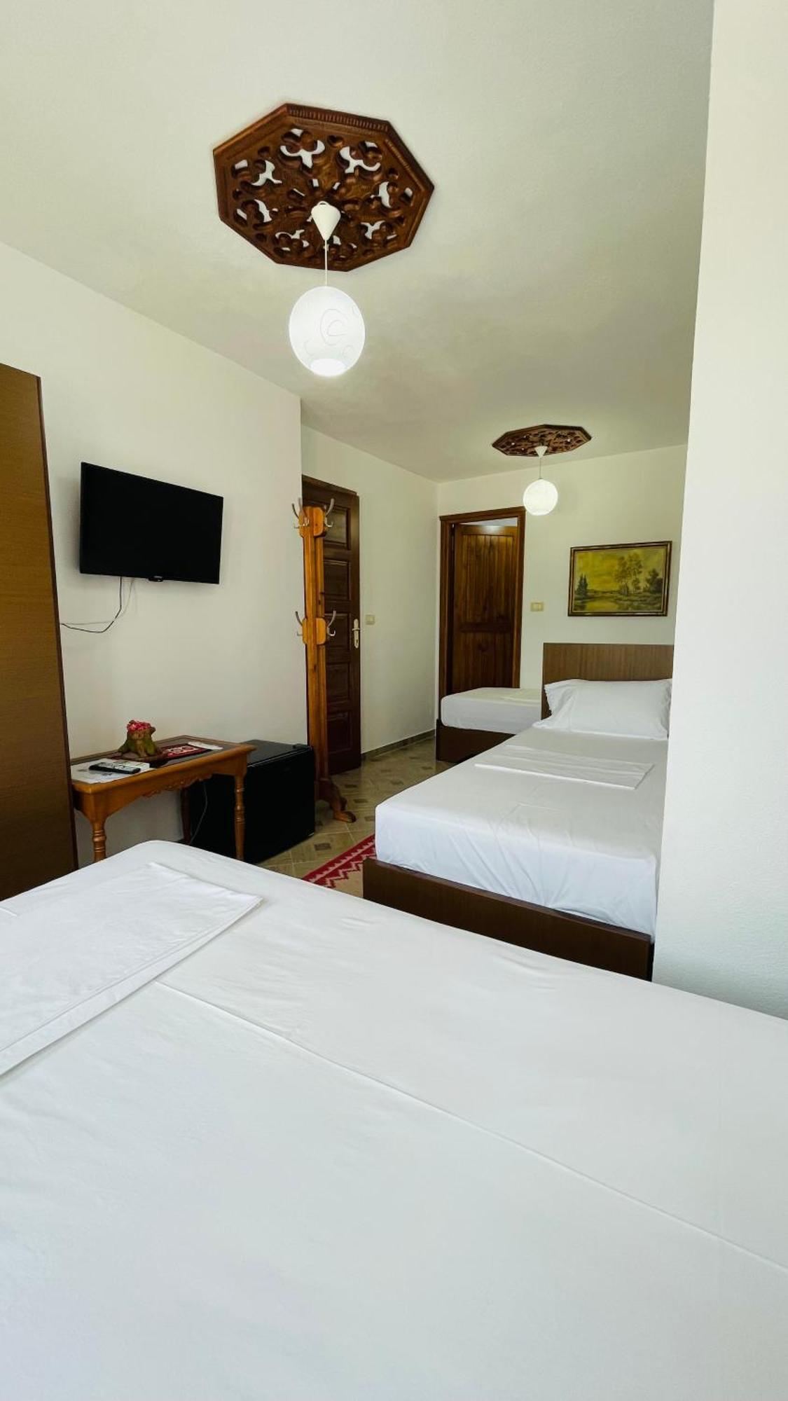 Denis Guesthouse 1930 Gjirokaster Bagian luar foto