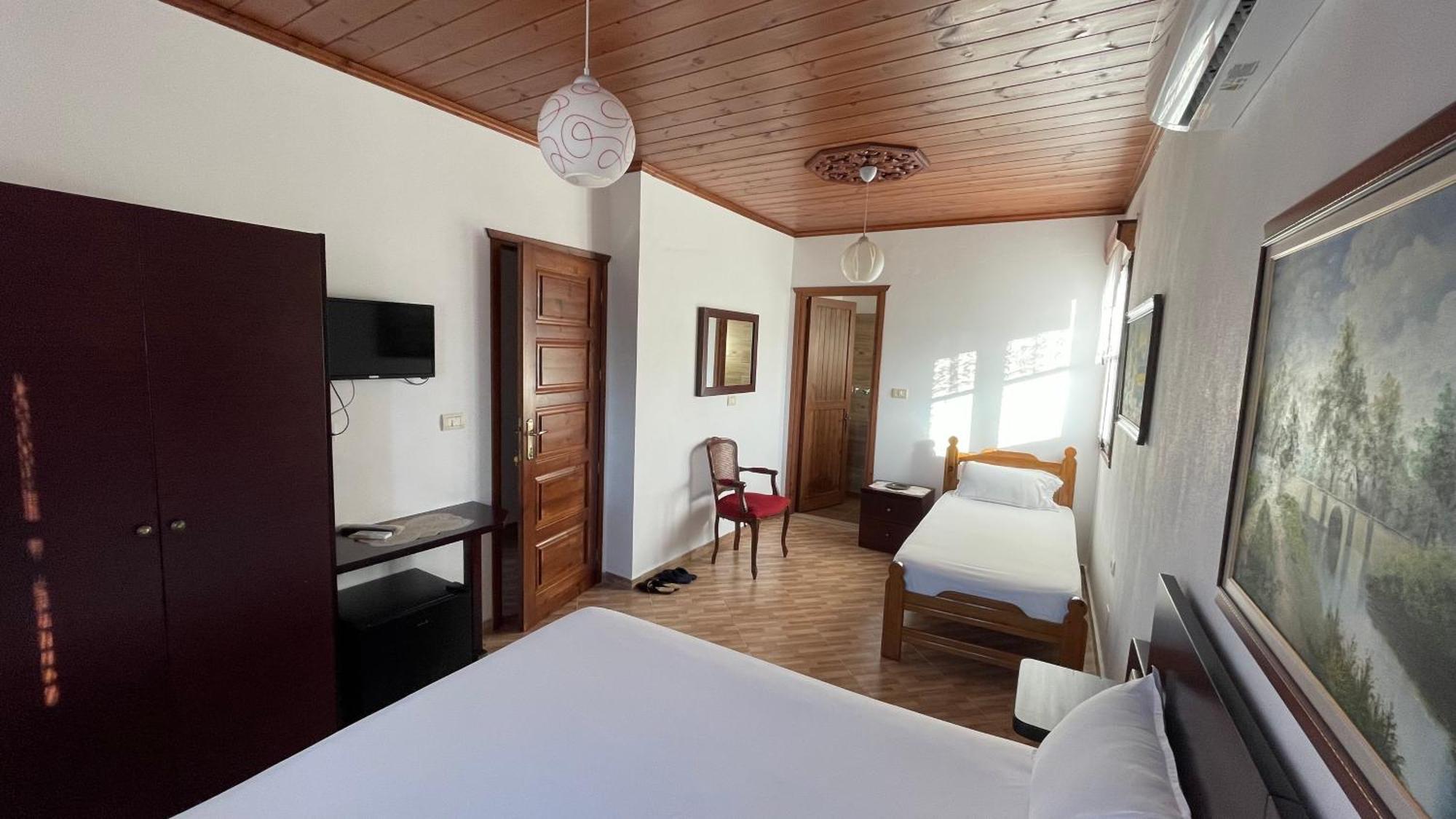 Denis Guesthouse 1930 Gjirokaster Bagian luar foto