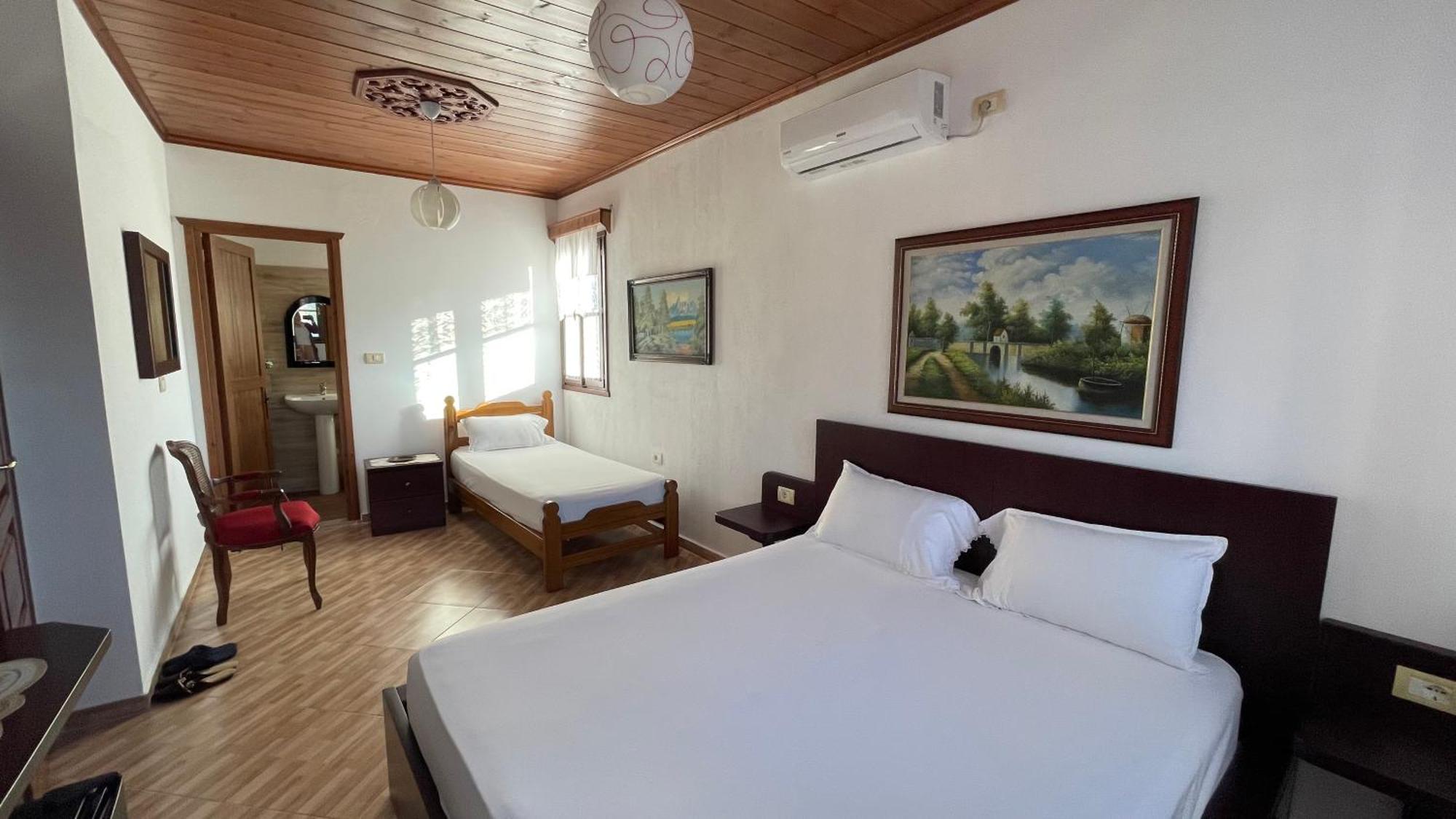 Denis Guesthouse 1930 Gjirokaster Bagian luar foto