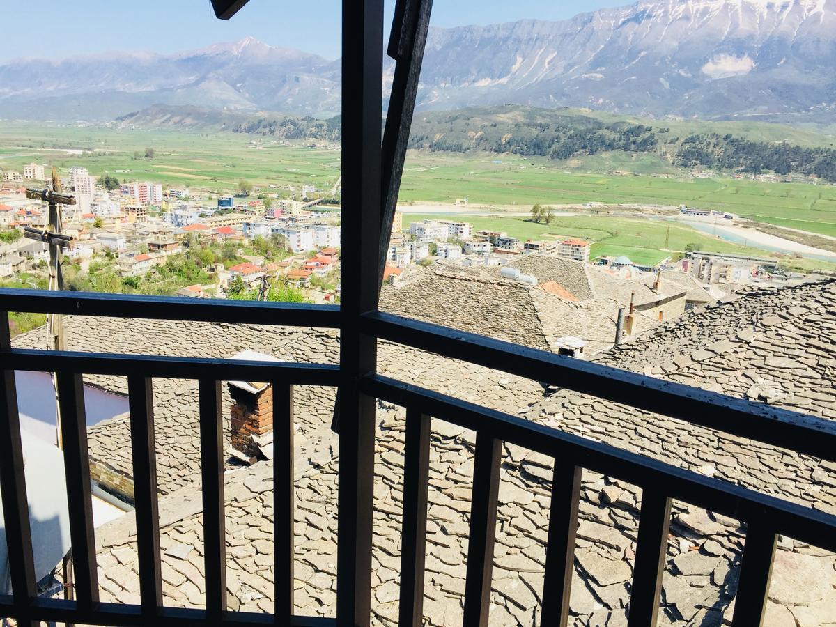 Denis Guesthouse 1930 Gjirokaster Bagian luar foto